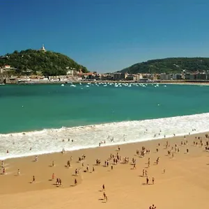 Apartment Paradise Luxurious Flat, Free Parking, 3 Double Rooms, Terrace, Jacuzzi, Fully Renovated, San Sebastian
